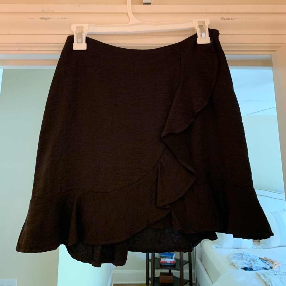 Black mini skirt with ruffle